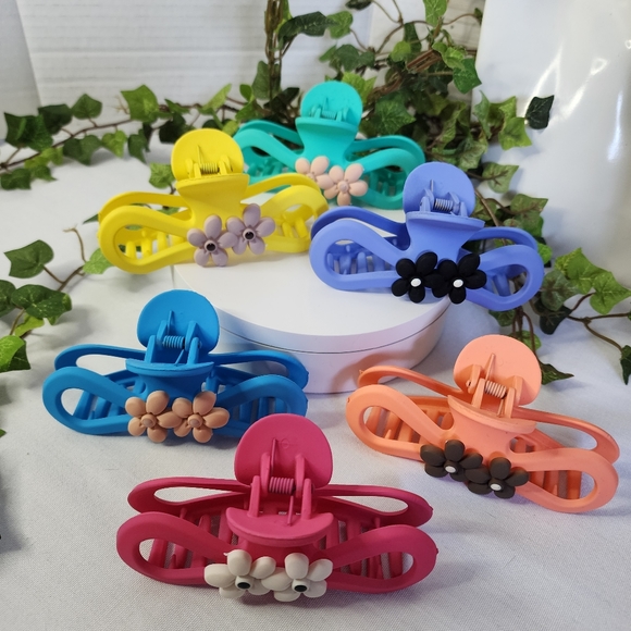 6 Acrylic Hair Claw Clips with Flower Detail New - Picture 6 of 7
